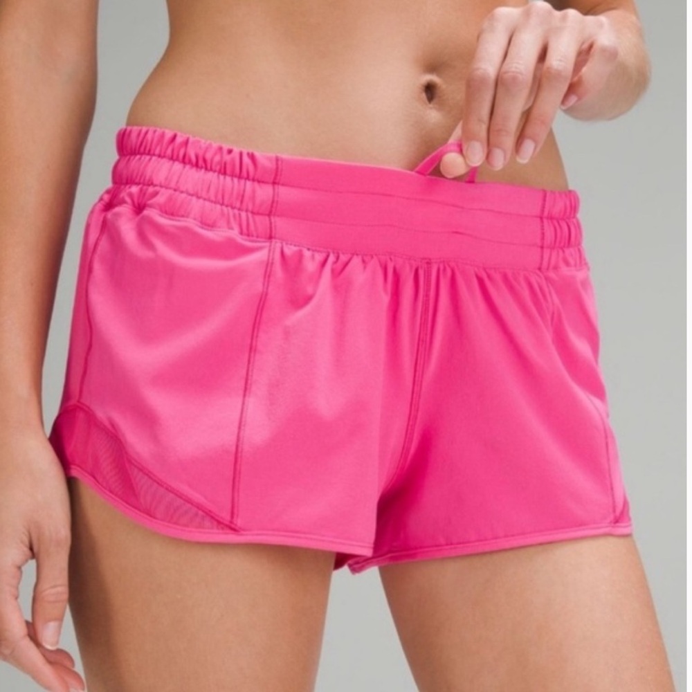 Lululemon hotty hot shorts size 6 and 2.5 inches 
Color- sonic pink
